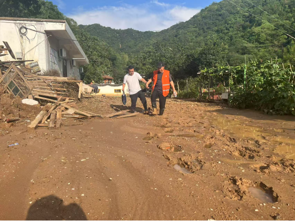 2b0aab2f255cb4e4220d6aca08623589.png 陜西地礦綜合隊(duì)商洛支隊(duì)在山陽(yáng)縣漫川關(guān)開(kāi)展防汛應(yīng)急工作661.png